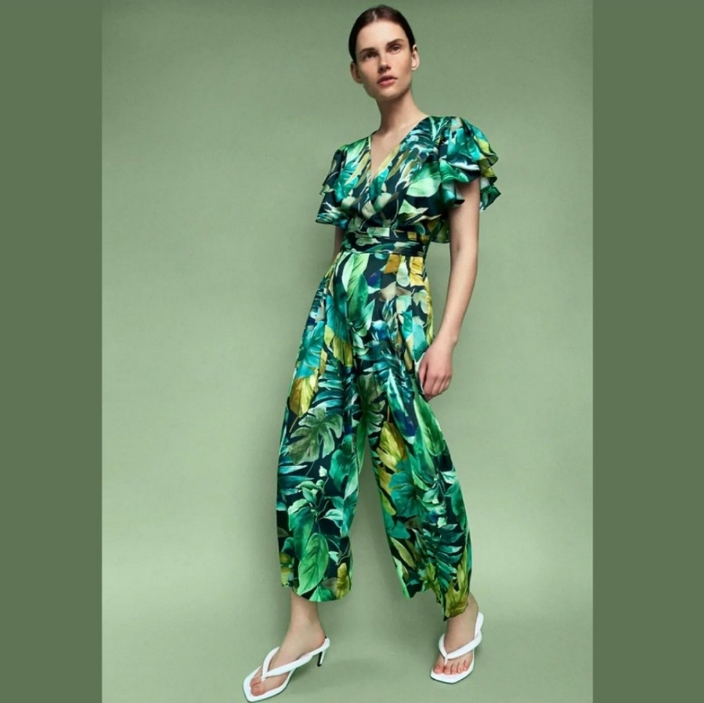 Zara,GreenTropical,Leaf, SizeMedium,VNECK,Mintcondition, Sendoffer